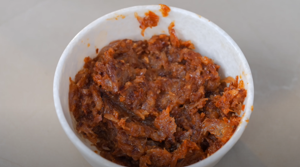 Golden fried sliced onions for paneer masala paste