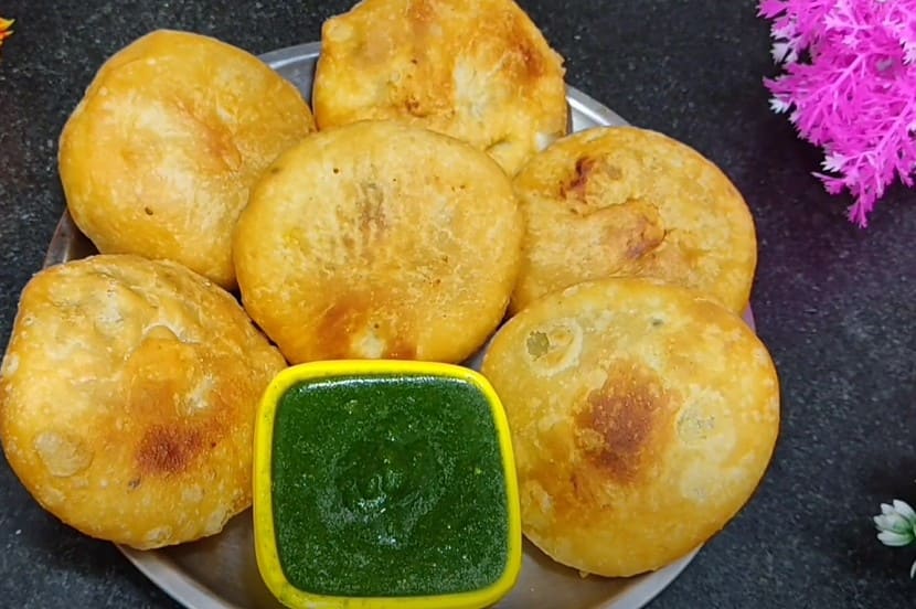 थाली में गरमागरम आलू मैदा की कचोरी, हरी चटनी और आलू मटर की सब्ज़ी के साथ परोसी गई – देसी स्वाद में होटल जैसा मज़ा