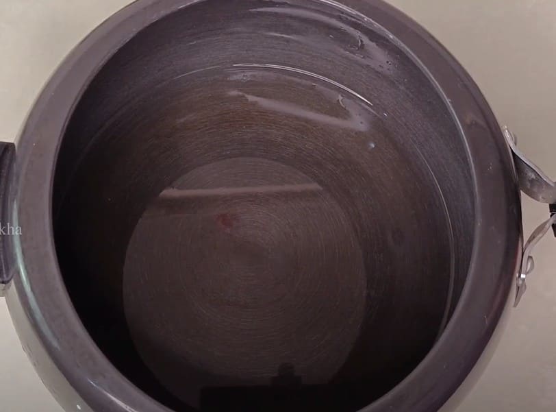 इडली बनाने के लिए कुकर में पानी डालते हुए – बिना सीटी और रबड़ के स्टीम की तैयारी