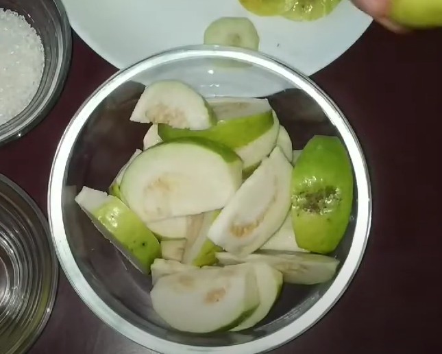 कटे हुए पके हुए अमरूद एक प्लेट में रखे हुए – जूस बनाने की तैयारी