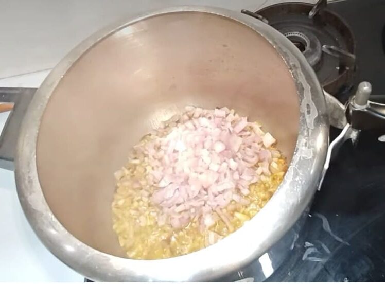 कड़ाही में जीरा, मिर्च और प्याज का तड़का लगाते हुए – देसी आलू सोयाबीन की सब्जी का मसालेदार स्टेप