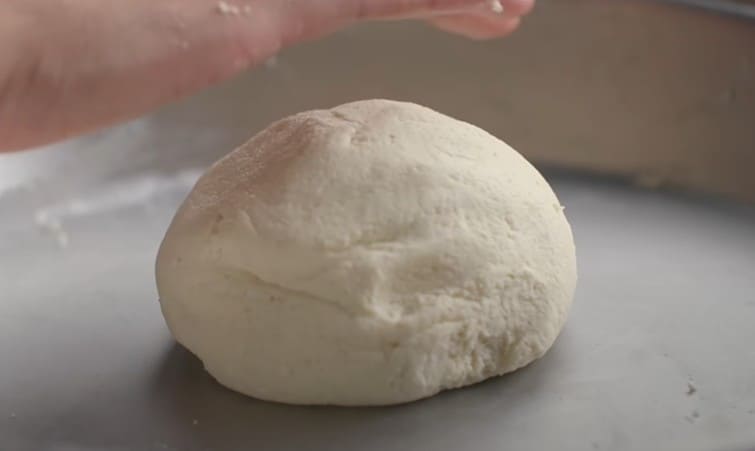 पनीर, खोया और मैदा मिलाकर कोफ्ता बनाने का मिश्रण तैयार करते हुए