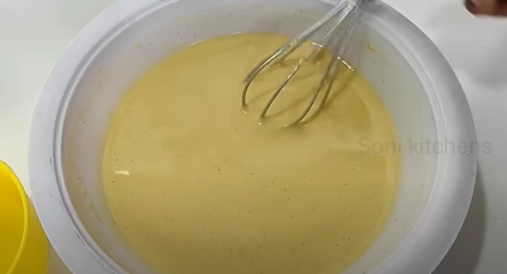 बूंदी बनाने के लिए बर्तन में तैयार किया गया पतला बेसन का घोल
