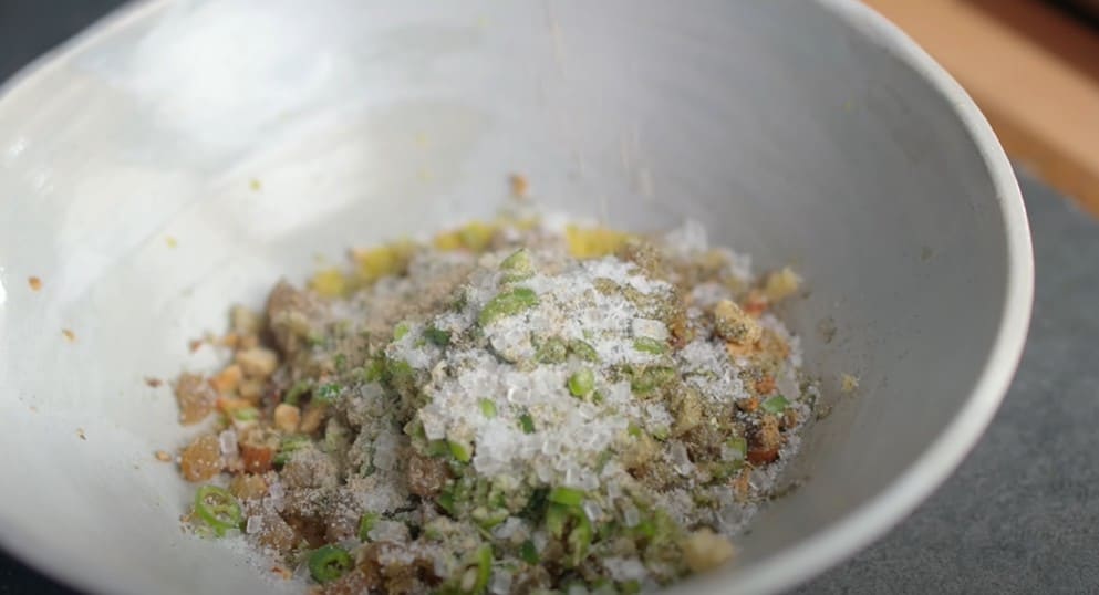 कोफ्ता की फिलिंग के लिए भुने काजू-पिस्ता, मसाले और पनीर-खोया का मिश्रण तैयार करते हुए