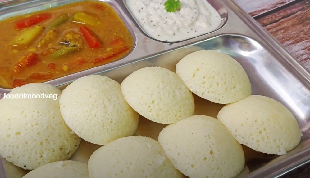 सूजी की सॉफ्ट इडली सांभर और नारियल चटनी के साथ – घर पर कुकर में बनी परफेक्ट देसी रेसिपी