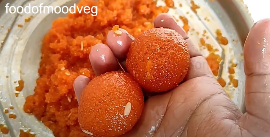 हाथ से हल्के दबाव से तैयार किए जा रहे नरम और ताजे बूंदी के लड्डू