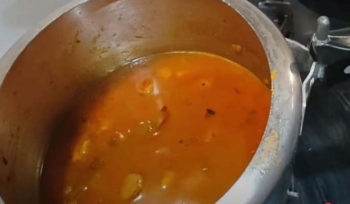 अब इसमें 1–1.5 कप पानी डालकर मिक्स करें और कुकर का ढक्कन बंद करके 8–10 मिनट पकाएं। अगर आपको सूखी सब्जी पसंद है तो पानी कम डालें और 5 मिनट ही पकाएं।