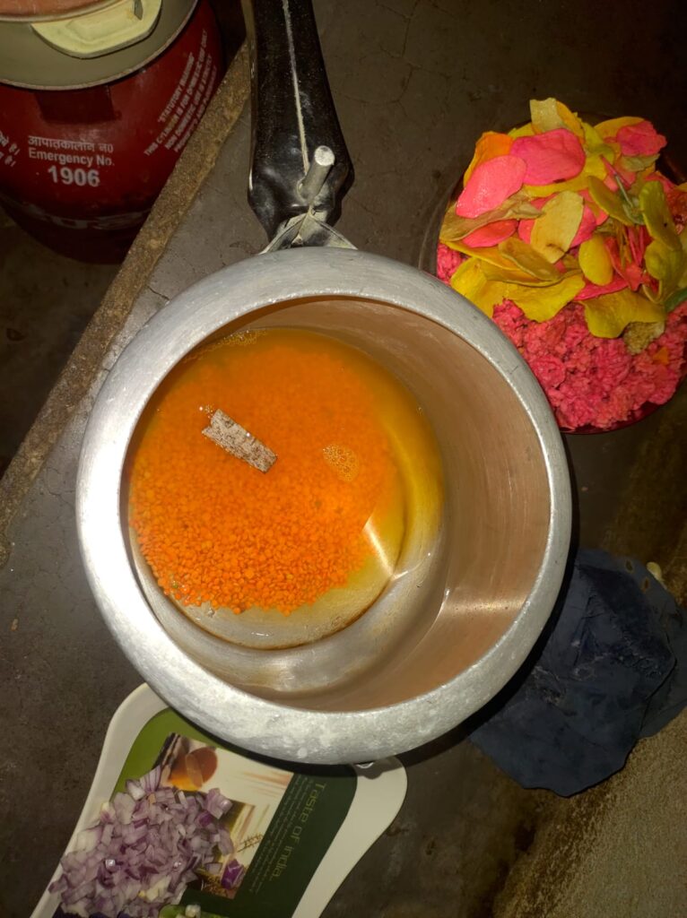 dal ko kukar mein dalte huye