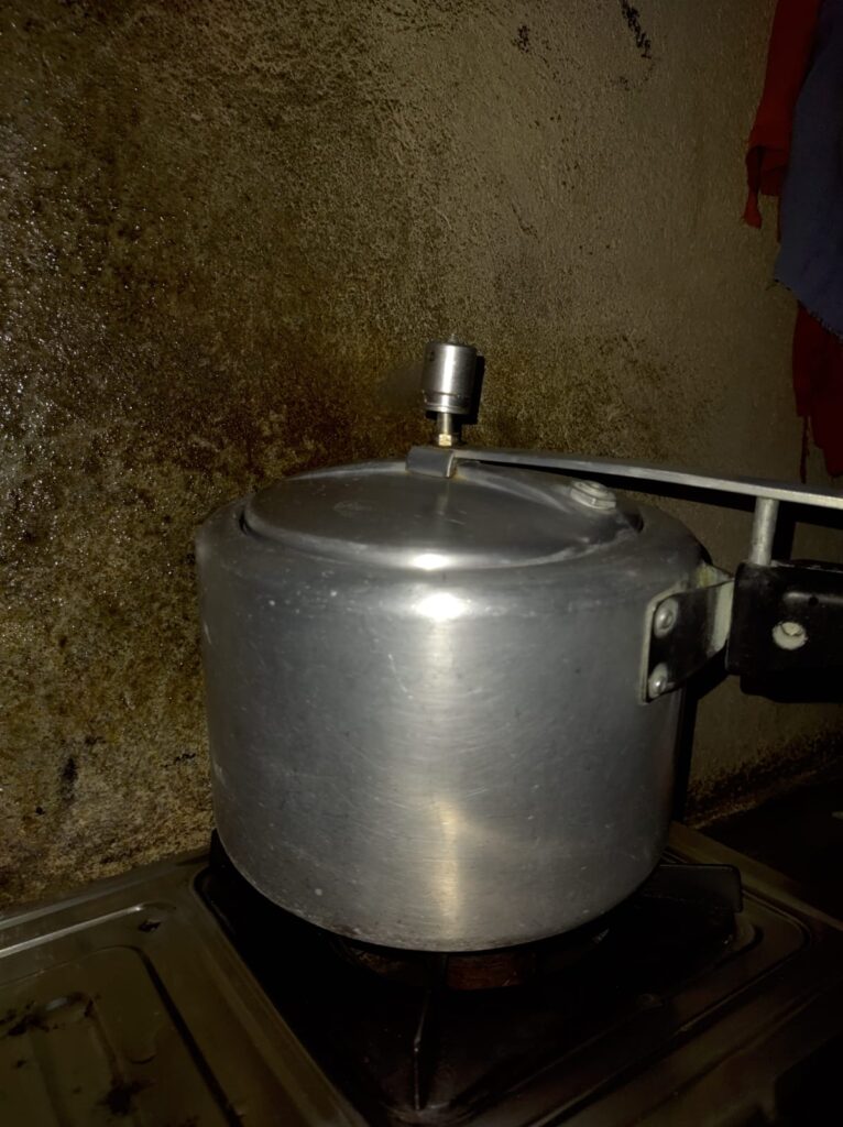 kukar mein masoor ke dal ko pakate huye