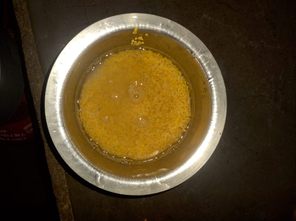 मूंग दाल - मूंग दाल चिल्ला बनाने के लिए भिगोई हुई