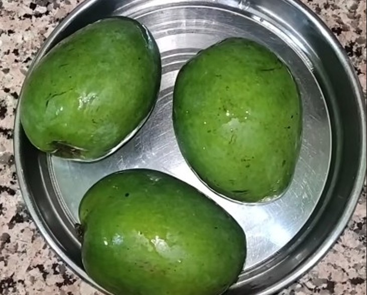 कच्चे खट्टे आम जो पन्ना बनाने में इस्तेमाल होते हैं