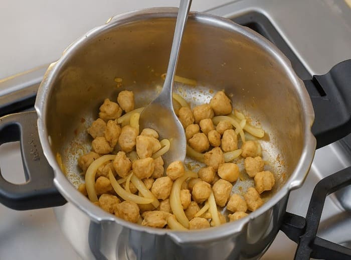 उबले हुए सोयाबीन को सरसों के तेल में हल्का फ्राई करते हुए