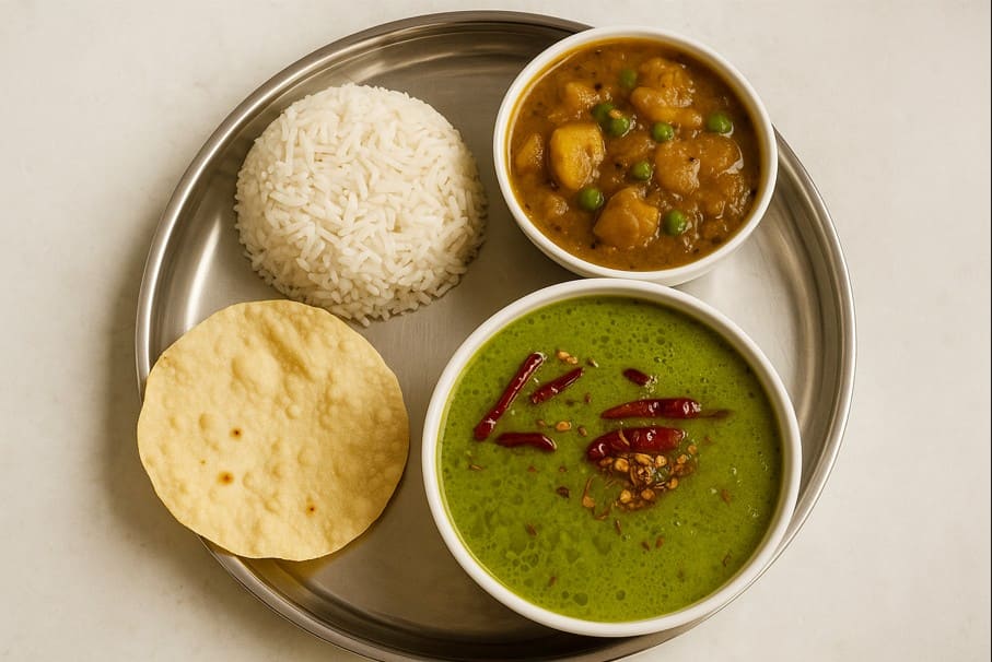 बासमती चावल के साथ गरमा-गरम हरा मटर की दाल परोसी गई, पापड़ और सब्जी के साथ