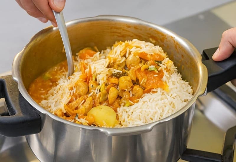 कुकर में चावल, पानी, हरा धनिया और कसूरी मेथी डालकर पकाने की तैयारी