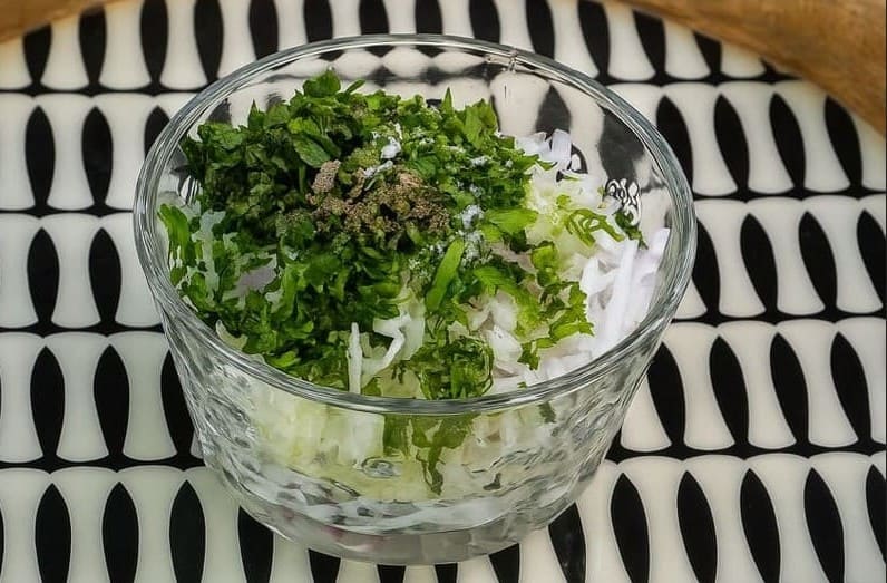 मिक्सिंग बाउल में सब्जियों और मसालों के साथ वेट लॉस ब्रेड सैंडविच की हेल्दी फिलिंग तैयार करते हुए