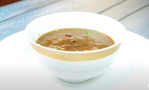 चना का सूप कैसे बनाएं ताज़ा तैयार चना सूप को कटोरे में परोसा गया है